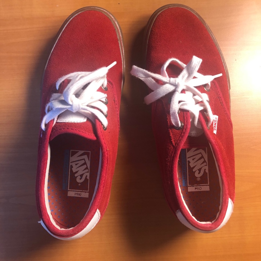 Women’s 8 men’s 6.5  red vans. In great condition.